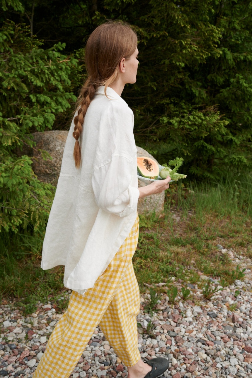 Linen white shirt with relaxed fit and wooden buttons