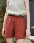 Details of summer linen shorts with pockets and a fully elasticated waistband
