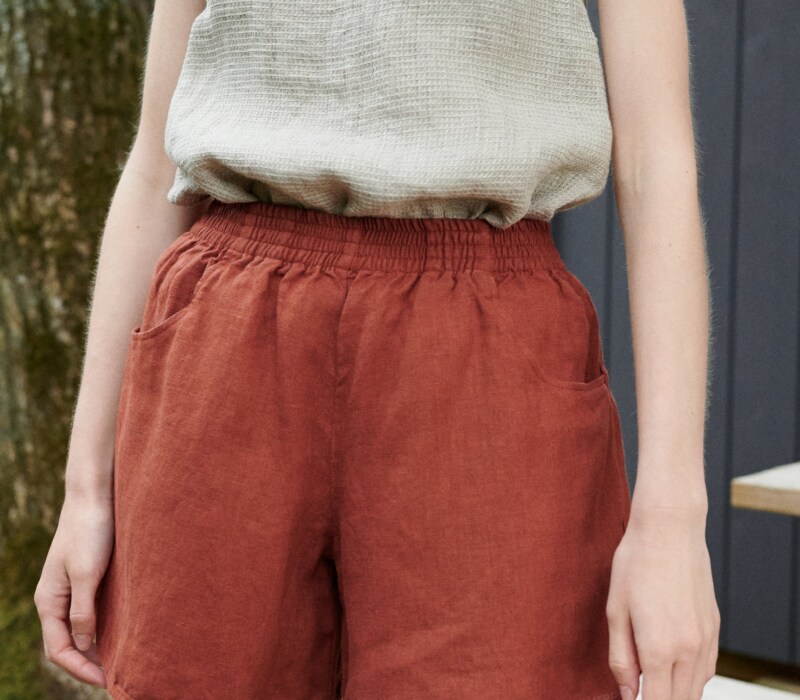 Details of summer linen shorts with pockets and a fully elasticated waistband
