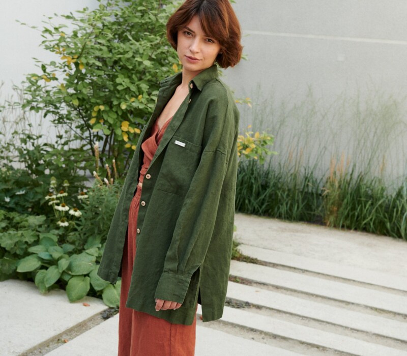 Forest green linen shirt with relaxed fit and wooden buttons
