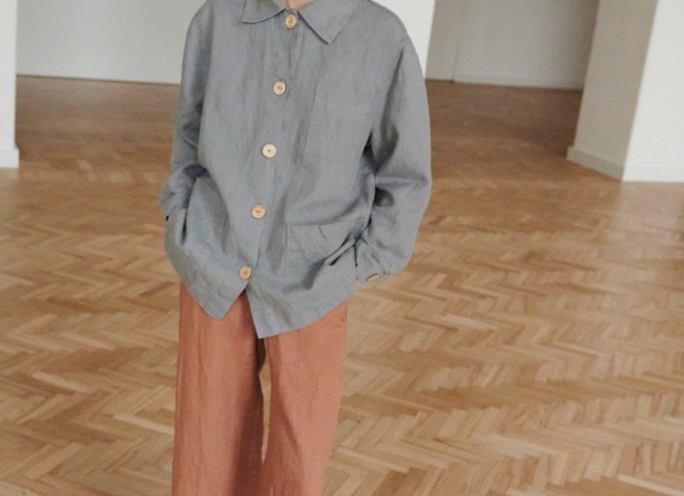 An oversized grey linen jacket and loose-fitting linen trousers outfit