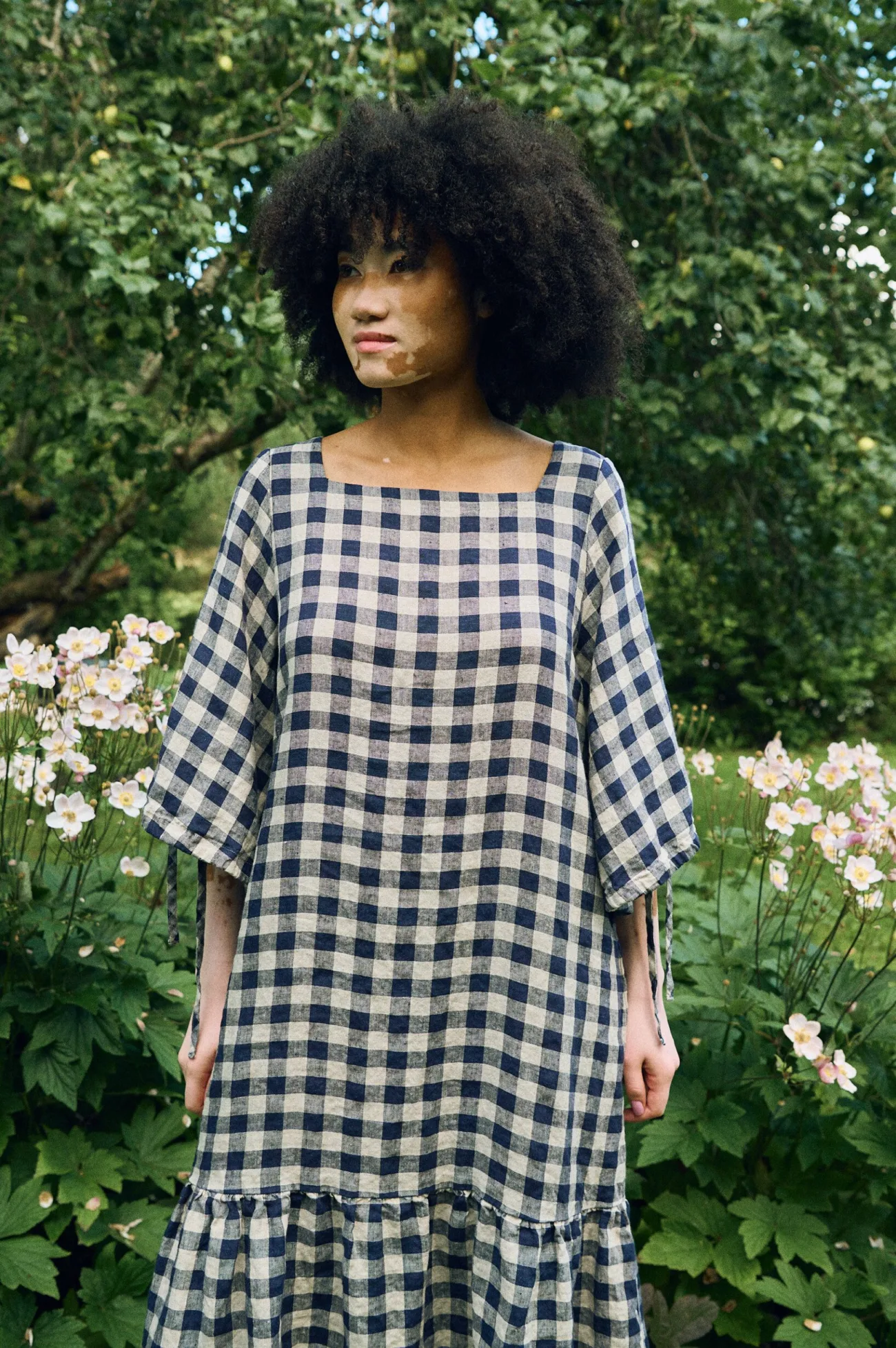 Squared neckline and softly ruffled hem on the oversized Vilte midi dress